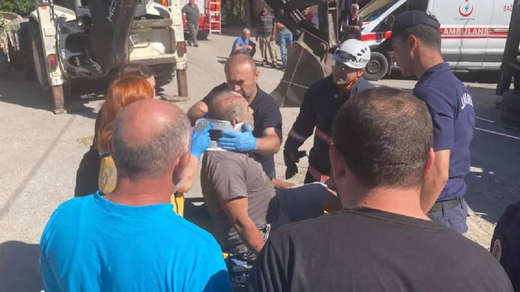 Mersin'de Kontrolden Çıkan Kamyonet Dev Depoyu Yıktı! 5